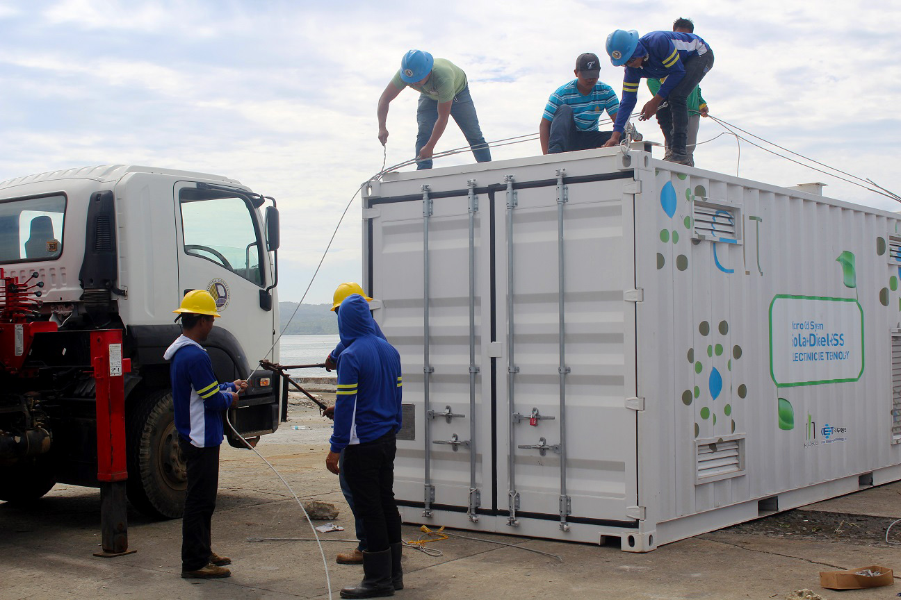 You are currently viewing Higatangan microgrid equipment arrive in Naval